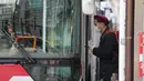 Seorang penumpang menaiki bus di Shinagawa-ku di Tokyo, Jepang  (8/4/2020). Tidak seperti biasanya, kota Tokyo tampak sepi dengan banyak toko tutup dan hanya sedikit orang berada di jalanan pada (8/4), hari pertama setelah keadaan darurat diumumkan untuk membendung COVID-19. (Xinhua/Du Xiaoyi)