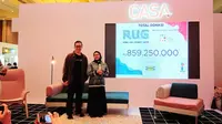 Amir Sidharta, Ketua Harian Yayasan Mitra Museum Jakarta dan Eliza Fazia, Country Marketing Manager IKEA, dalam penyerahan simbolis donasi lelang karpet dI pameran satu dekade CASA Indonesia. (dok. IKEA Indonesia)