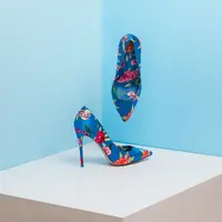 Demi menghindari kerumumnan, Shoes Art Installation Tour The Body Shop diadakan secara virtual. | unsplash.com/@mohammadmetri