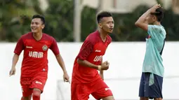 Pemain Universitas Muhammadiyah Malang (UMM) berselebrasi usai cetak gol ke gawang Universitas Negeri Malang (UM) pada laga  final Torabika Campus Cup 2017 di Stadion UM, Malang, Kamis, (02/11/2017). UMM menang 2-0 atas UM. (Bola.com/M Iqbal Ichsan)