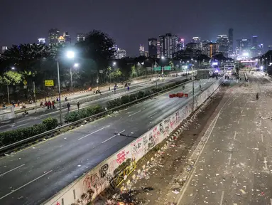 Suasana Jalan Tol Dalam Kota dan Jalan Gatot Soebroto pasca demonstrasi mahasiswa di depan Gedung DPR/MPR, Jakarta, Selasa (24/9/2019). Demonstrasi mahasiswa di depan gedung DPR RI berujung ricuh, polisi menembakkan gas air mata dan water cannon untuk membubarkan demo. (Liputan6.com/Faisal Fanani)