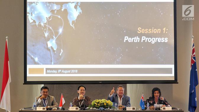 Chairman Fortescue Metals Group, Andrew Forrest (kedua dari kanan) dan President Commissioner Emtek, Eddy Sariaatmadja (kedua kiri) saat hadir pada Process Business Forum 2018, yang diikuti para pebisnis di Bali, Senin (6/8). (Liputan6.com/Johan Tallo)