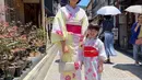 Beberapa tempat destinasi menarik dikunjungi Acha bersama keluarga. Kompak bersama sang buah hati mengenakan kimono. Tidak hanya penampilan Acha yang menarik perhatian, tapi juga putri cantiknya, Bridgia. [Instagram/septriasaacha]