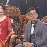 Cantiknya menantu Presiden Jokowi di prosesi adat Kahiyang Ayu- Bobby Nasution dengan menggunakan kebaya berwarna merah.