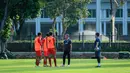 Pelatih Kurniawan juga menambahkan bahwa meski satu grup yang dihuni lawan-lawan berat, Garuda Muda memiliki peluang yang sama. Ia turut berharap para pemain memiliki mentalitas untuk menang. (Bola.com/Bagaskara Lazuardi)