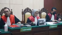 Sidang vonis Alpard Jales R Poyono, atas kasus penganiayaan hingga tewas juniornya di Politenik Pelayaran (Poltekpel) Surabaya. (Dian Kurniawan/Liputan6.com)