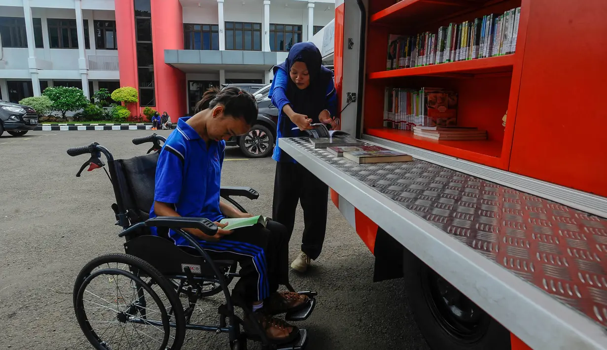 Dalam kegiatannya, perpustakaan keliling memperkenalkan buku-buku dan bahan pustaka lainnya kepada publik, khususnya para pelajar. (merdeka.com/Arie Basuki)