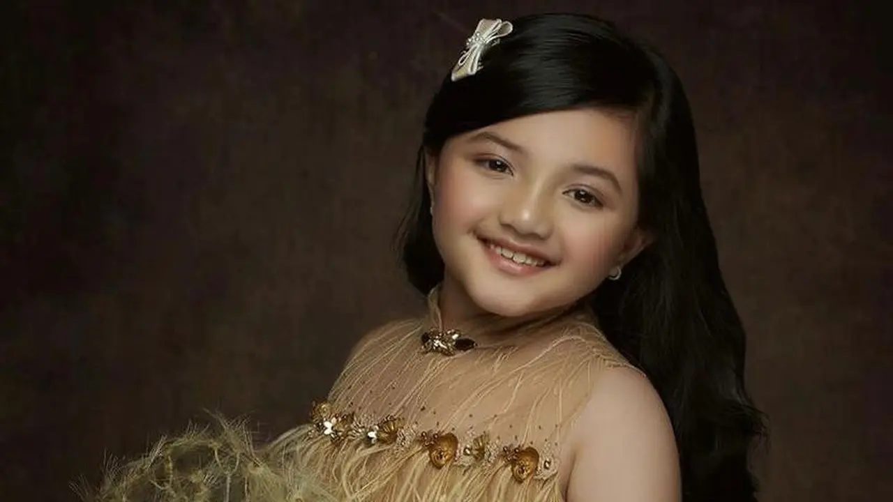 7 Ide Model Baju Anak Brokat Kombinasi Satin ala Anak Artis Indonesia, Cocok untuk ke Pesta