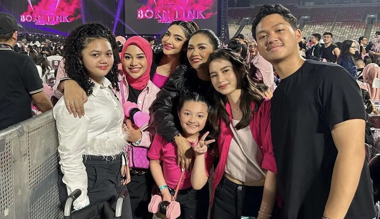 Ashanty hadir bersama keluarganya, ia mengenakan inner pink di atas blazer hitamnya. (@ashanty_ash)