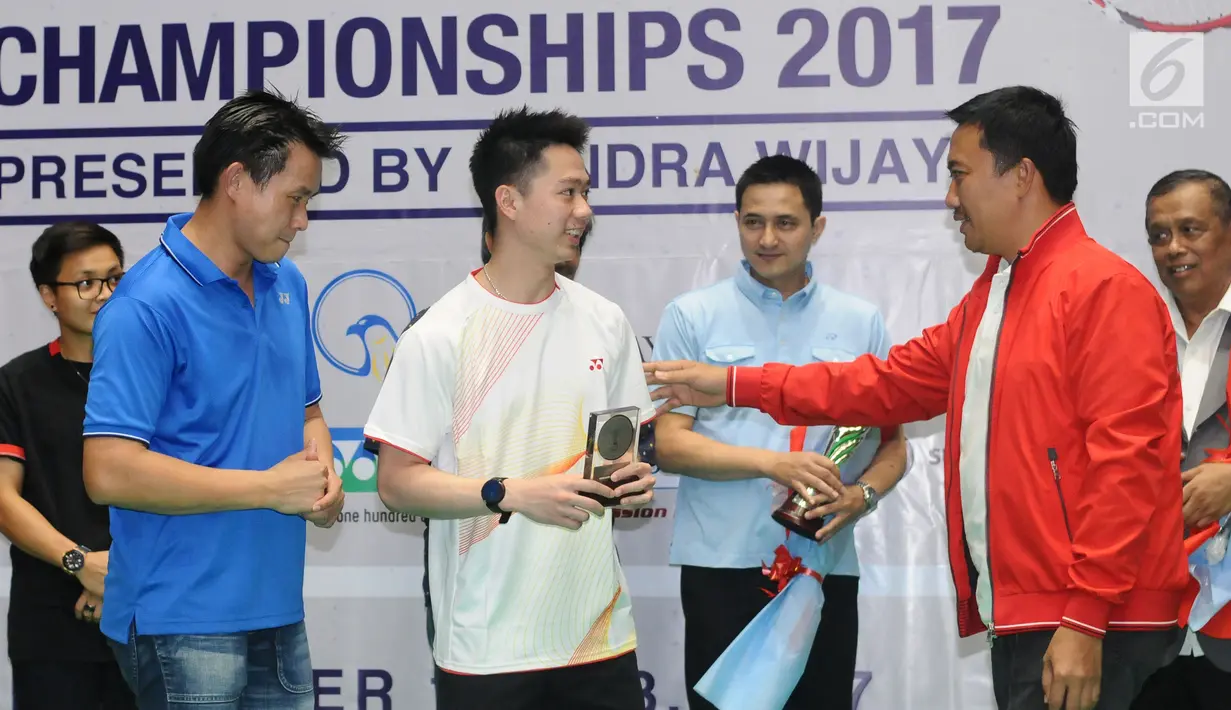 Kevin Sanjaya (tengah) menerima penghargaan atlet berprestasi versi CWIBC di Candra Wijaya Internasional Badminton Centre, Tangerang, Banten, Selasa (19/12). Acara itu membuka Kejuaraan Bulutangkis Nomor Ganda 2017. (Liputan6.com/Helmi Fithriansyah)