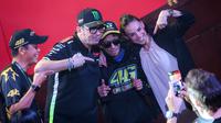 Direktur Tim, Alessio Salucci (tengah kiri) berfoto bersama dengan Zakki Haiqal atau yang dikenal sebagai Valentino Rossi 'kw' dalam launching tim Pertamina Enduro VR46 yang berlangsung di Balai Kartini, Jakarta, Sabtu (25/01/2025). (Bola.com/Bagaskara Lazuardi)