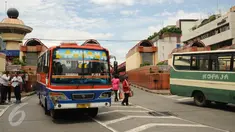 Metromini jurusan Blok M-Ragunan keluar dari Terminal Blok M Jakarta, Senin (21/12/2015). Meski diwarnai isu pemogokan namun sebagian pengemudi metromini memilih tetap beroperasi. (Liputan6.com/Helmi Fithriansyah)