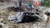 Mobil tertimpa reruntuhan tembok pembatas tanggul (Liputan6.com/ Putu Merta Surya Putra)