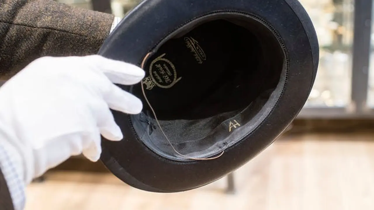 Topi silinder milik Adolf Hitler. (Matthias Balk/AP/AFP)
