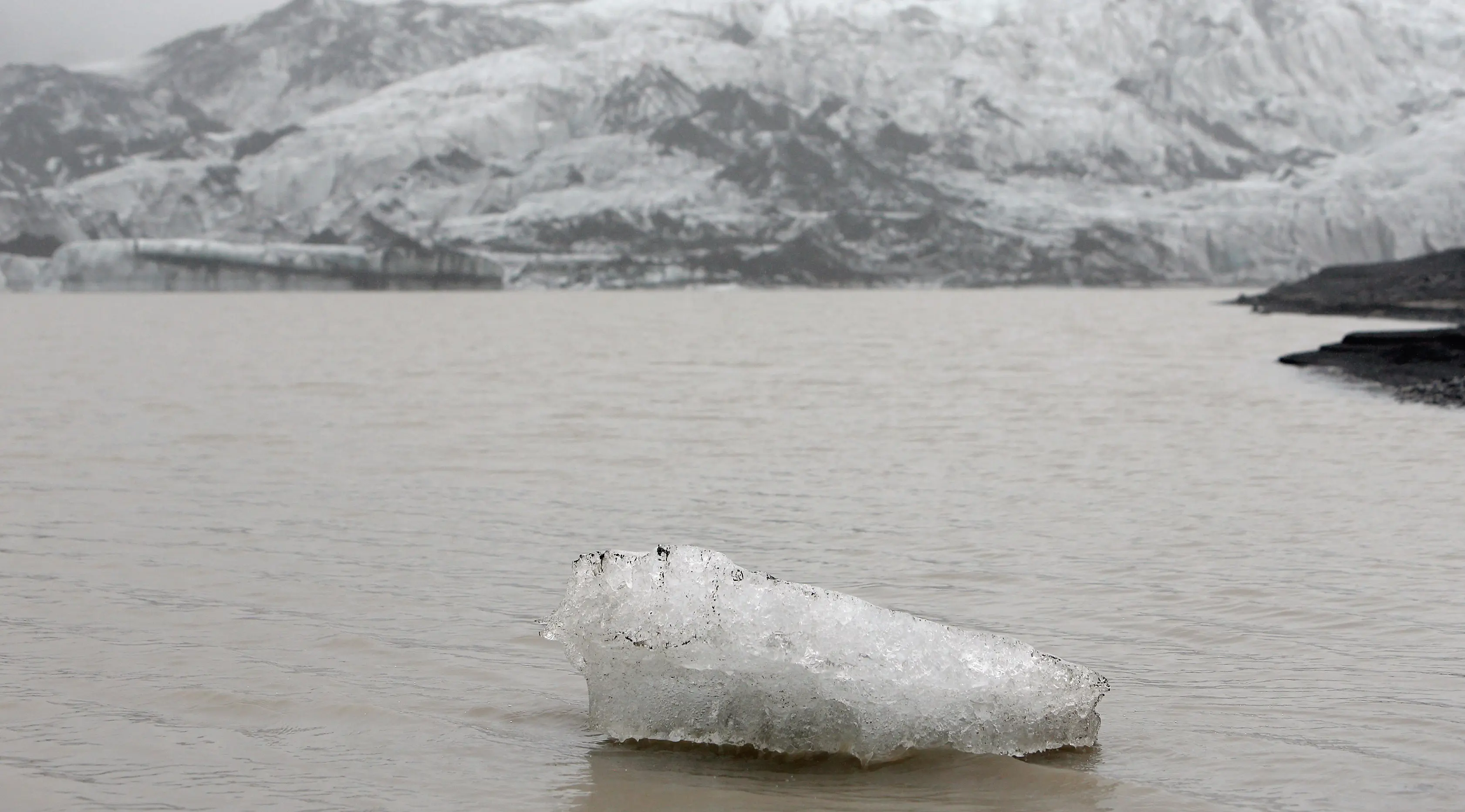 Foto yang diambil 16 Oktober 2015 menunjukkan bongkahan es terapung di perairan Gletser Solheimajokull, Islandia. Pemanasan global menyebabkan gletser Solheimajokull mencair hingga 1 km sejak pengukuran tahunan pada 1931. (AFP PHOTO/POOL/Thibault Camus)