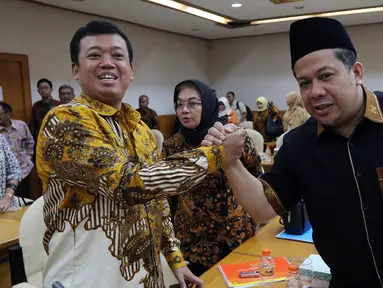 Kepala BNP2TKI Nusron Wahid berjabat tangan dengan Wakil Ketua DPR Fahri Hamzah saat mengikuti rapat kerja dengan Tim Pengawas Tenaga Kerja Indonesia (TKI) di Kompleks Parlemen, Senayan, Jakarta, Rabu (21/3). (Liputan6.com/JohanTallo)