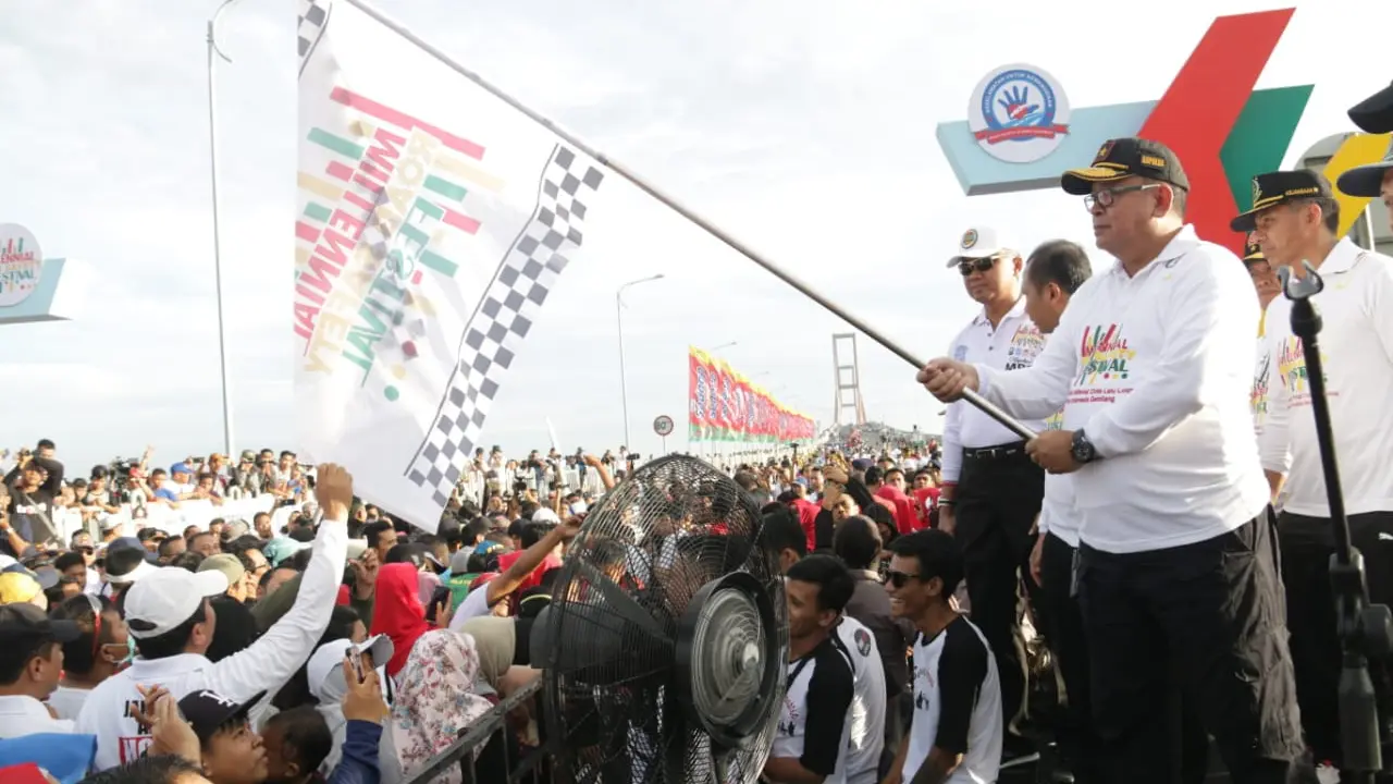 Kepolisian Daerah (Polda) Jawa Timur (Jatim) menggelar acara Puncak Millenial Road Safety Festival (MRSF) yang dilaksanakan pada hari Minggu (17/03/2019) pukul 06.00 WIB, di Jembatan Suramadu.