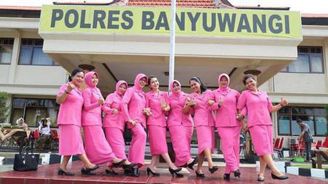 Jarang Muncul di TV, Ini 6 Potret Kadek Devi Kumpul dengan Ibu Bhayangkari