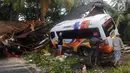 Sebuah mini bus terseret pasca gelombang Tsunami Anyer di Tanjung Lesung Beach Resort, Pandeglang, Banten (23/12). BNPB mencatat hingga Minggu, pukul 16.00 WIB 222 orang meninggal dunia, 843 luka-luka dan 28 orang hilang. (merdeka.com/Arie Basuki)