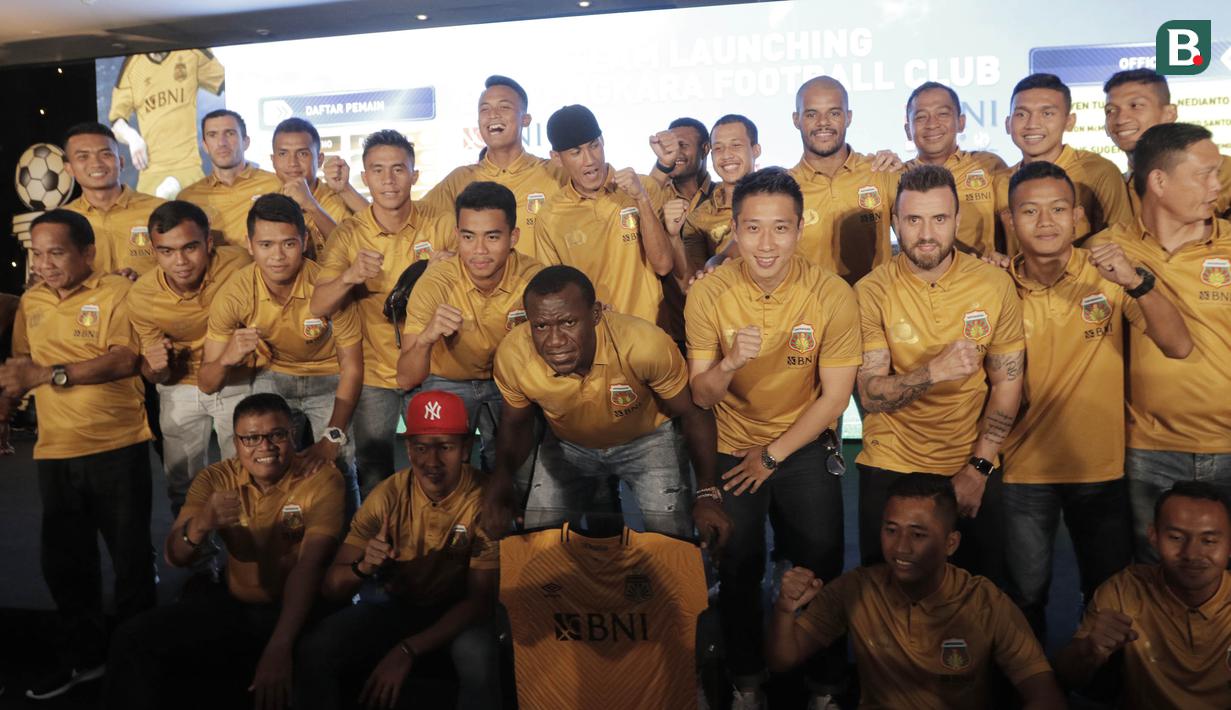 Para pemain Bhayangkara FC foto bersama saat launching tim di Hotel Borobudur, Jakarta, Jumat (23/2/2018). Bhayangkara FC memperkenalkan pemain dan jersey baru untuk musim Liga Indonesia musim 2018. (Bola.com/M Iqbal Ichsan)