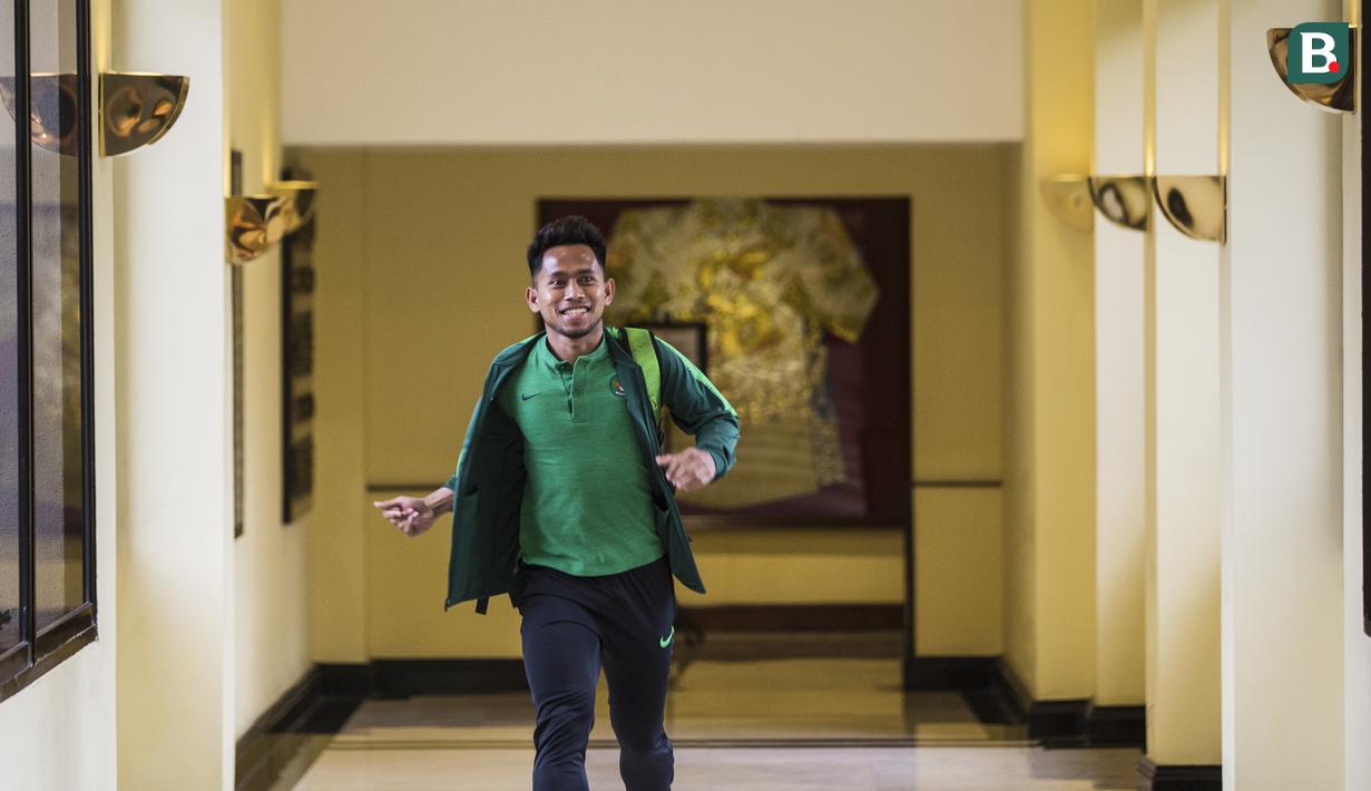 Pemain Timnas Indonesia, Andik Vermansah, tersenyum saat bersiap menuju SUGBK dari Hotel Sultan, Jakarta, Selasa (13/11). Timnas Indonesia akan melawan Timor Leste pada laga Piala AFF 2018. (Bola.com/Vitalis Yogi Trisna)
