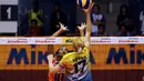 Pemain putri Jakarta Bank DKI, Dayesi Masso C (hadap lensa) mencoba  memblok smash  Vesina Durisic (PGN Popsivo) di putaran kedua pekan ketiga Pertamina Proliga 2015 di Hall A GBK Senayan, Jakarta, Jumat (20/3/2015). (Liputan6.com/Helmi Fithriansyah)