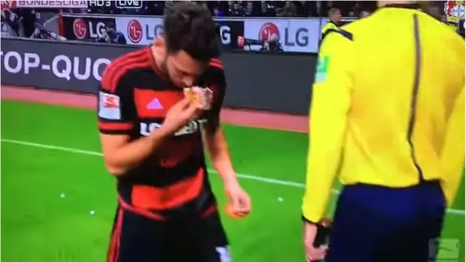 Bikin Kagum, Begini Reaksi Pesepak Bola Muslim saat Dilempar Roti