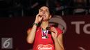 Carolina Marin (Spanyol) memamerkan medali usai sukses mempertahankan gelar juara dunia bulutangkis tunggal putri di BWF World Championships 2015 di Jakarta, Minggu (16/8/2015). Carolina unggul 21-16. 21-19. (Liputan6.com/Helmi Fithriansyah)