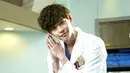 Saat bermain dalam Doctor Stranger, Lee Jong Suk memerankan seorang dokter. Mungkin seorang pasien akan cepat sembuh jika dirawat oleh dokter setampan dirinya. (Foto: koreaboo.com)