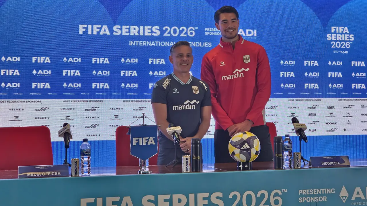 Pelatih timnas Indonesia John Herdman bersama Elkan Baggott