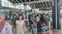 Situasi arus balik lebaran di Bandara Soekarno Hatta (Soetta), Senin (7/4/2025). (Liputan6.com/Pramita Tristiawati)