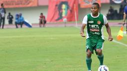 Abdu Lestaluhu salah satu pilar PS TNI yang berasal dari Desa TULEHU saat berlaga di Piala Jenderal Sudirman (Bola.com/Nicklas Hanoatubun)