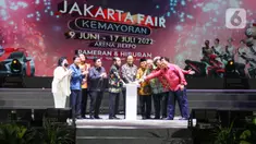 Gubernur DKI Jakarta Anies Baswedan (kelima kanan) bersama Menteri BUMN Erick Thohir, Ketua Mahkamah Konstitusi Anwar Usman, Wakil Ketua MPR Hidayat Nur Wahid, dan anggota DPR Arsul Sani (keempat kiri ke kanan) saat pembukaan Jakarta Fair 2022 atau Pekan Raya Jakarta 2022 di Jakarta International Expo (JIExpo), Kemayoran, Jakarta, Kamis (9/6/2022). (Liputan6.com/Herman Zakharia)