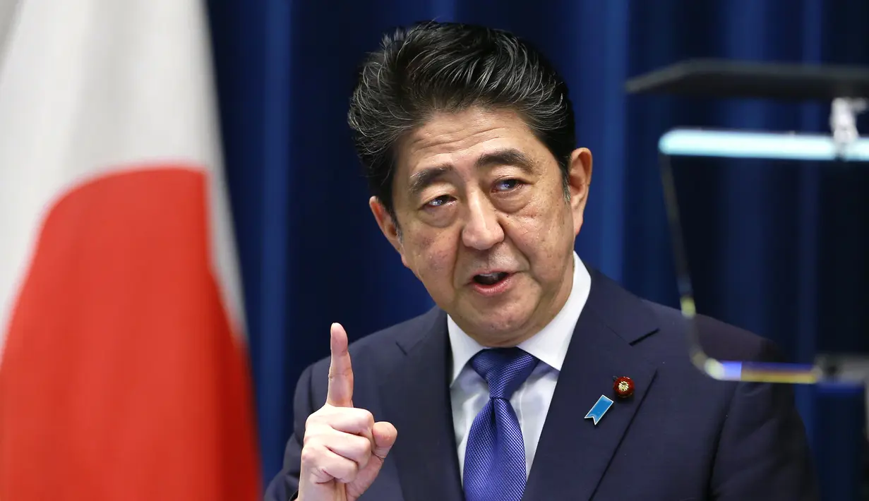 File foto pada 25 September 2017, Shinzo Abe yang masih menjabat sebagai Perdana Menteri Jepang berbicara selama konferensi pers di kediaman resmi perdana menteri di Tokyo. Sejumlah media memberitakan bahwa Shinzo Abe meninggal dunia, setelah sebelumnya mengalami gagal jantung akibat akibat penembakan di Nara pada Jumat, 8 Juli 2022. (AP Photo/Shizuo KambayashiK, File)