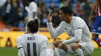 Gareth Bale (kiri) mengalami cedera pada laga melawan Sporting Gijon, Minggu (17/1/2015) malam WIB. (Ruters/Sergio Perez)