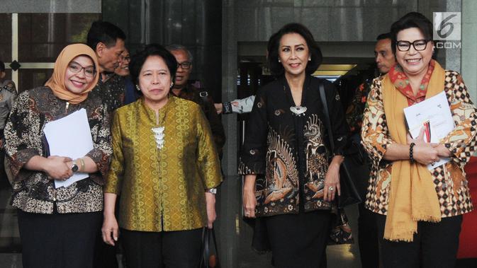 Ketua Pansel Calon Pimpinan KPK Yenti Ganarsih (dua kanan) didampingi Wakil Ketua KPK Basaria Panjaitan (kanan) usai menggelar pertemuan di Gedung KPK, Jakarta, Rabu (12/06/2019). Pertemuan membahas keberhasilan sekaligus kendala kinerja KPK pada periode ini. (merdeka.com/Dwi Narwoko)