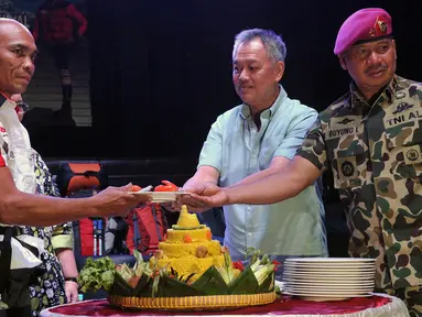 Pendaki gunung tunadaksa berkaki satu, Sabar Gorky (kiri) bersama  Pendiri Yayasan Artha Graha Peduli Tomy Winata (tengah) dan Komandan Korps Marinir TNI AL Mayjen Buyung Lalana  saat  konpers, Jakarta, (18/2). (Liputan6.com/JohanTallo)