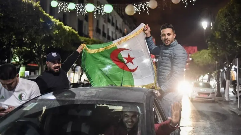 Warga Aljazair merayakan pengumuman pengunduran diri Presiden Abdelaziz Bouteflika yang telah berkuasa selama 20 tahun (AFP Photo)