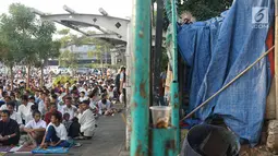 Warga berkumpul untuk melaksanakan salat Id di kawasan persimpangan Pasar Senen, Jakarta, Rabu (5/6/2019). Hari Raya Idul Fitri 1440 H dirayakan berbagai umat Muslim di seluruh Indonesia dan dunia. (Liputan6.com/Immanuel Antonius)