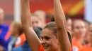 Lieke Martens mengangkat trofi pemain terbaik di kompetisi tersebut usai mengalahkan Denmark di final UEFA Women's Euro 2017 di Stadion Fc Twente di Enschede (7/8). Pesepak bola 24 tahun ini merupakan pemain Barcelona. (AFP Photo/Daniel Mihailescu) 
