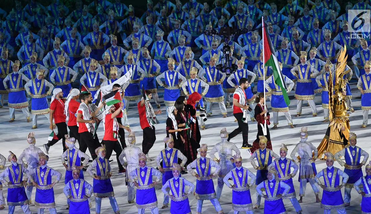 Kontingen Palestina melintas saat pembukaan Asian Games 2018 di Stadion Utama Gelora Bung Karno (SUGBK), Jakarta, Sabtu (18/8). Asian Games 2018 diikuti 45 negara. (Merdeka.com/Imam Buhori)