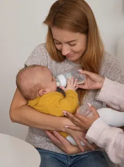 Praktik menyandarkan botol susu atau bottle propping bukanlah cara aman untuk memberi makan bayi. (foto/dok: freepik)
