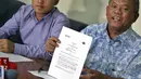 Pelapor Perlindungan Hak Peradi, Iskandar Sonhaji menunjukkan surat kesepakatan antara Peradi dan Polri terkait penyidikan terhadap provesi advokat, Gedung YLBHI, Jakarta, Jumat (13/2/2015). (Liputan6.com/Faizal Fanani)