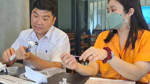Dokter Yansen SpJP dari Eka Hospital menjelaskan tentang penanganan aritmia anak.