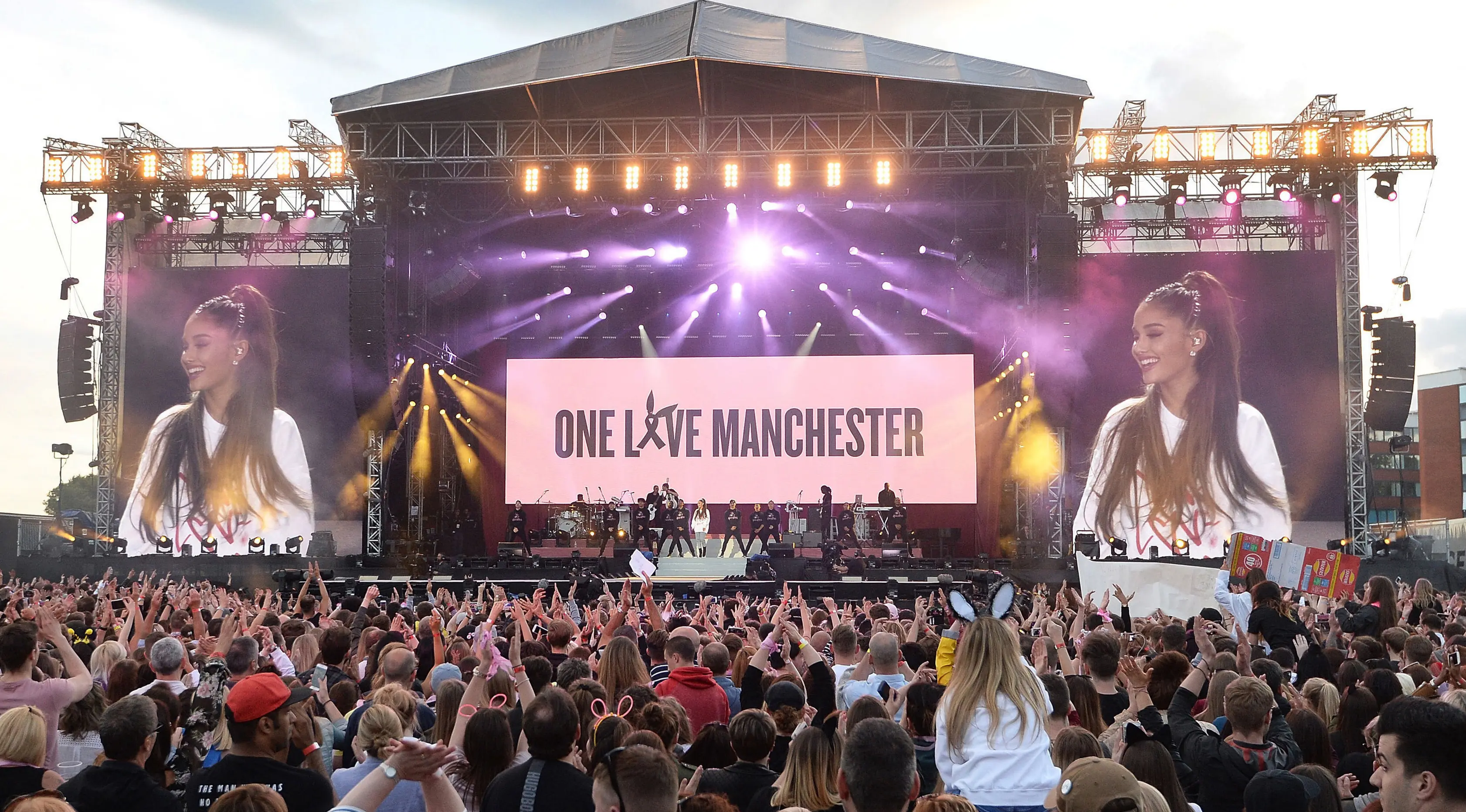 Penyanyi Ariana Grande menggelar konser amal bertajuk "One Love Manchester" di Manchester, Minggu (4/6). Bersama sejumlah musisi, Ariana Grande mengumpulkan uang bagi para korban ledakan pada akhir konsernya yang terjadi 22 Mei silam. (Dave Hogan via AP)