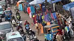 Penjual jas hujan mulai ramai di kawasan Jatinegara, Jakarta Timur, Rabu (11/11/2015). Memasuki musim hujan, penjualan jas hujan di kawasan tersebut mulai mengalami peningkatan. (Liputan6.com/Immanuel Antonius)