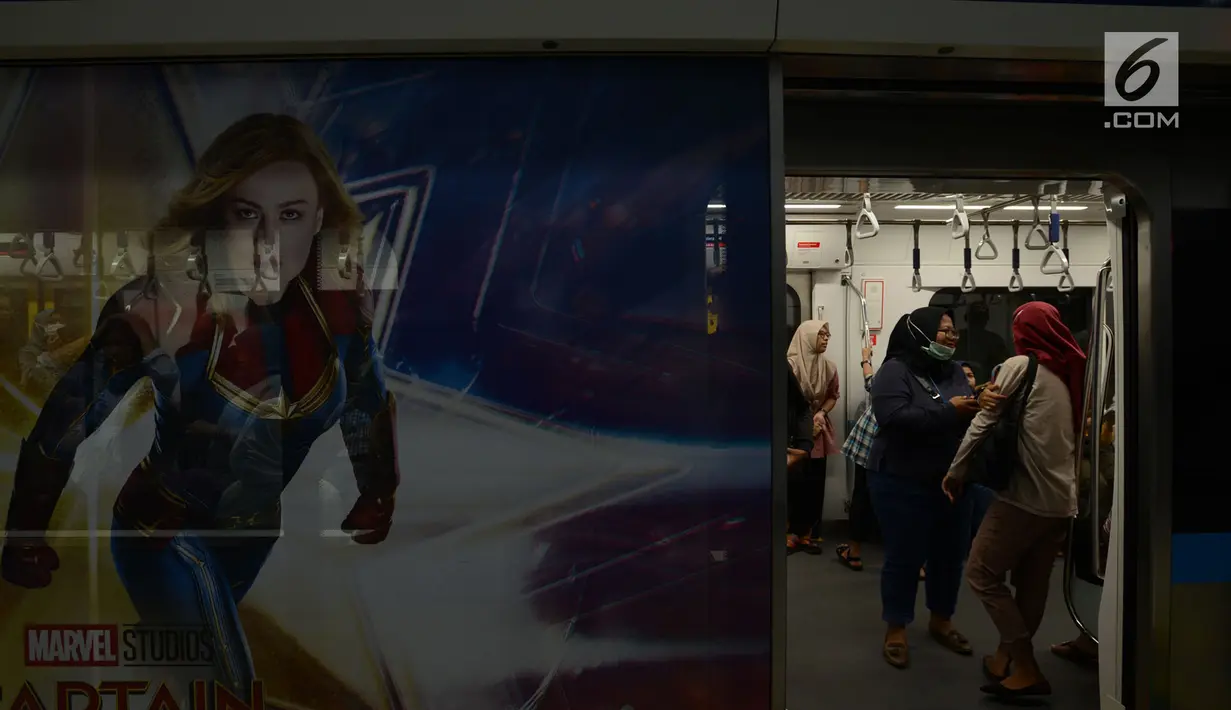 Warga saat mencoba menaiki moda raya Terpadu  Mass Rapid Transit  MRT di Stasiun MRT Bundaran HI, Jakarta, Jumat (29/3). Terkait tarif kereta MRT minimum yag telah disepakati adalah Rp.3000 sampai maksimum Rp.14.000 dari Lebak Bulus- Bundaran HI. (merdeka.com/Imam Buhori)