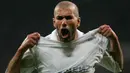 Bersama Real Madrid, Zinedine Zidane mempersembahkan gelar La Liga Spanyol pada tahun 2002/2003. (AFP/Philippe Desmazes)