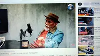 Legenda Persib Bandung, Iwan Sunarya, ketika melakukan wawancara di channel YouTube Republikbobotohtv. (Bola.com/Rizki Hidayat)