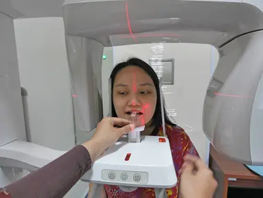 Pasien sedang melakukan pemeriksaan untuk mendapatkan gambaran gigi dengan panoramic di RS EMC Sentul, Jawa Barat, Sabtu (21/4). RS EMC memiliki alat pemeriksaan diagnaostic yang canggih dan kamar kualitas yang terbaik. (Liputan6.com/Herman Zakharia)